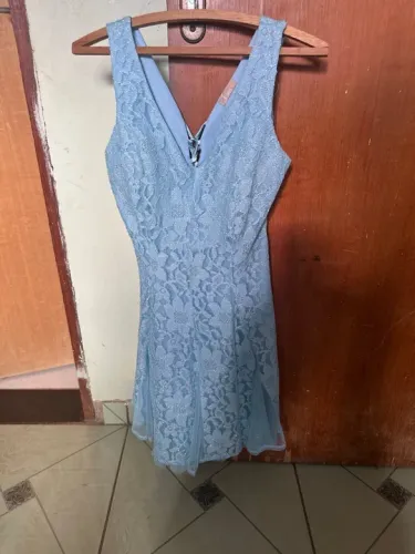 Vestido curto brilhoso azul tamanho P
