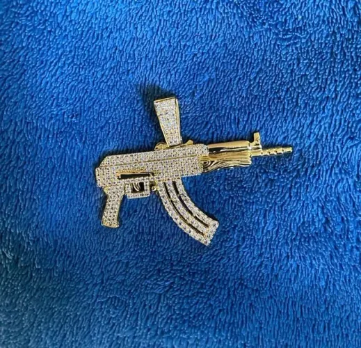 NUNCA USADO Pingente Ak 74 banhado a ouro 14K cravejado
