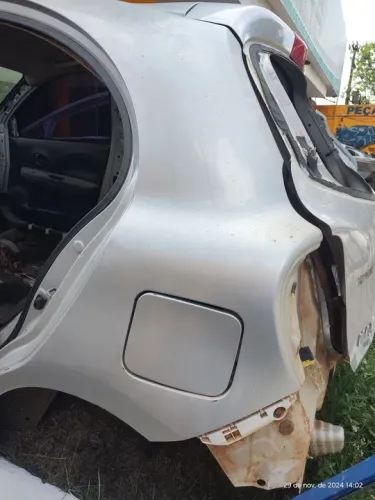 lateral traseira esquerda Nissan march