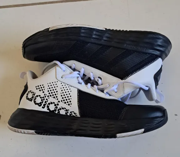 Tênis Adidas Preto e Branco R$500,00.