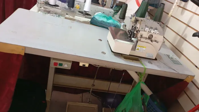 Máquina overloque industrial Singer