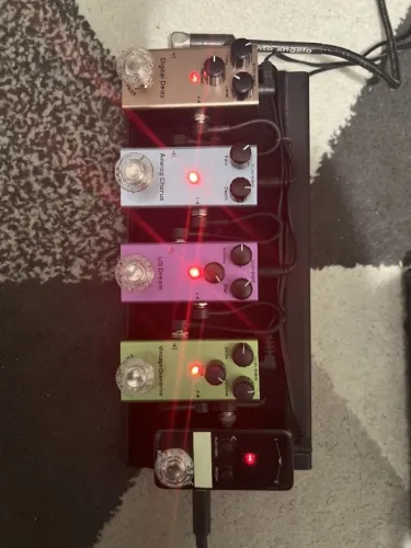 Miniboard, pedais, delay, chorus, overdrive