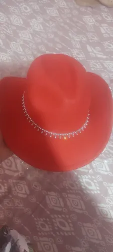 Chapéu vermelho com detalhe brilhante