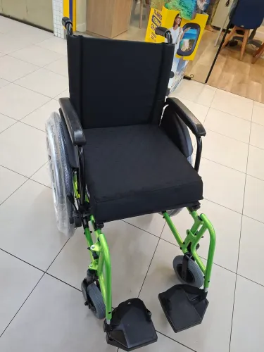 Cadeira de Rodas Verde - Conforto e Mobilidade