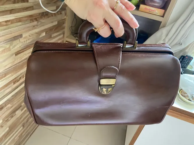 Bolsa de mão vintage em couro marrom