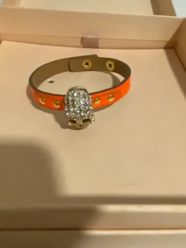 PULSEIRA EM COURO LARANJA COM CAVEIRA DA BAZAR FASHION
