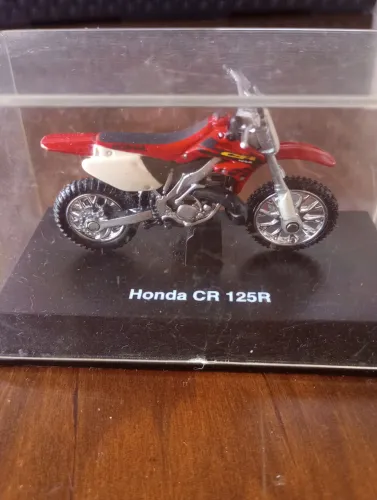 Vendo Miniaturas de Motocicletas NewRay - Escala 1:32 - R$ 90,00 cada.