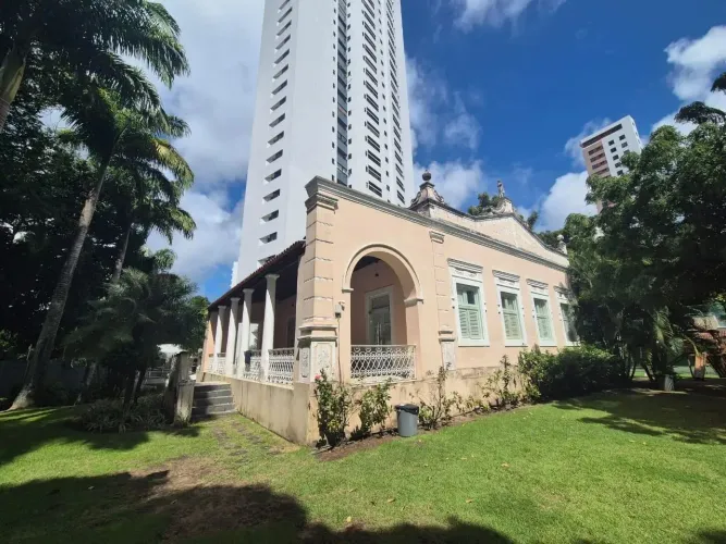 Apartamento para venda possui 200 metros quadrados com 6 quartos em Casa Forte - Recife - 