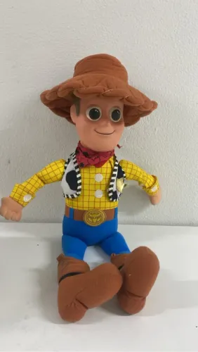 Várias pelúcias: ovelha, pateta e Woody