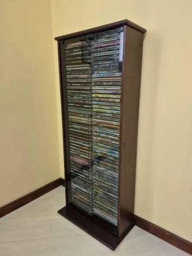 MÓVEL PORTA DVD EM MADEIRA. VENDO COM OU SEM DVDS. R$ 750,00/ R$ 1400,00.