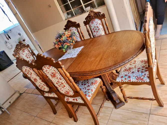 Mesa de jantar em madeira cerejeira maciça, acompanhada de 6 cadeiras coloniais estofadas