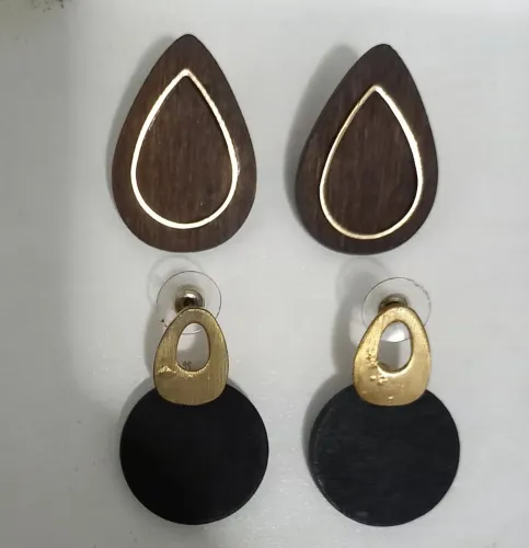 Brincos de madeira com detalhes dourados