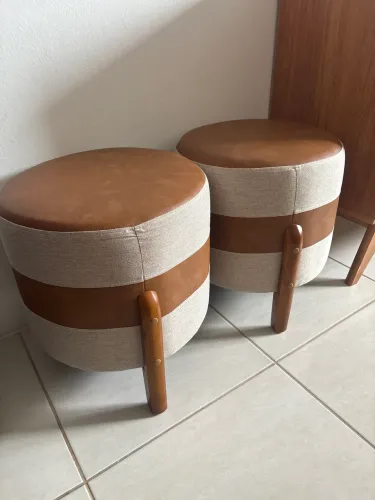 Puff em couro caramelo e linho bege 