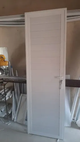 Porta de Alumínio com pvc Branca
