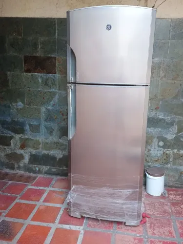 Vende-se geladeira Frost Free GE usada não funciona, média 440L. Duplex.