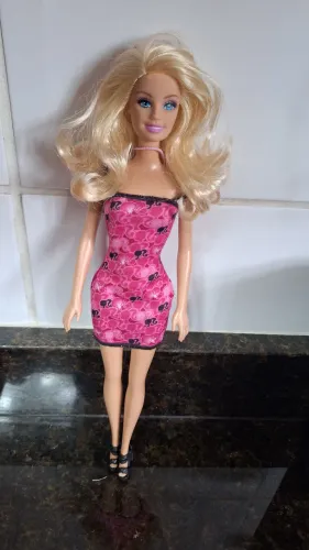 Boneca Barbie em vestido rosa