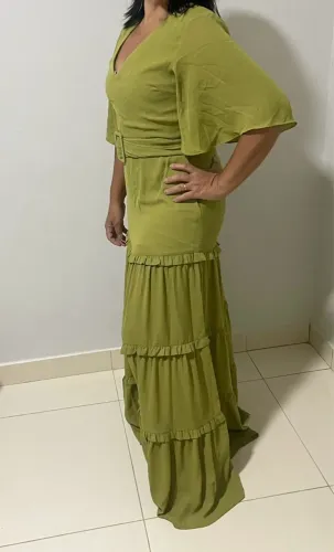 Vestido longo verde com babados