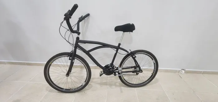 Bicicleta preta com marchas longa rider