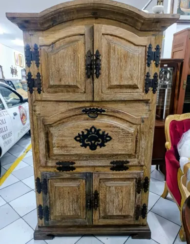 Armário Rustico em madeira maciça com ferragens escuras