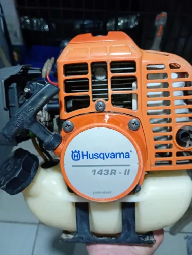 Roçadeira aparador de grama profissional Husqvarna 143RII