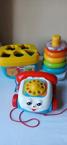 Brinquedos Fisher Price Telefone feliz, Pirâmide Argolas, Balde meus primeiros blocos