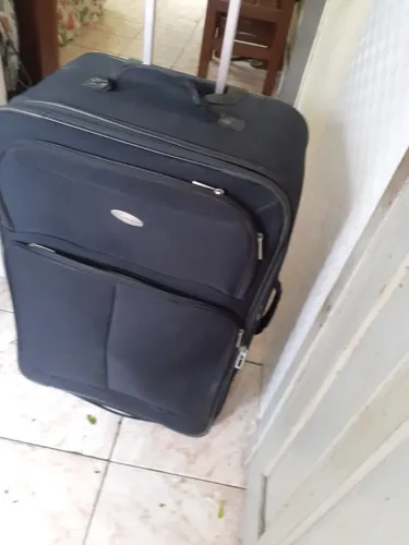 Mala de viagem preta com rodinhas