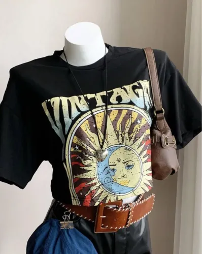 Camiseta Vintage com estampa de sol e lua