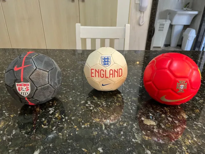 3 Bolas de Futebol Mini Nike: EUA, Inglaterra e Portugal