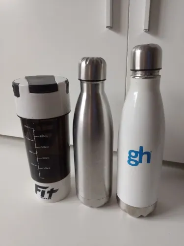 Desapegando de Duas lindas garrafas e um copo d fazer shake 