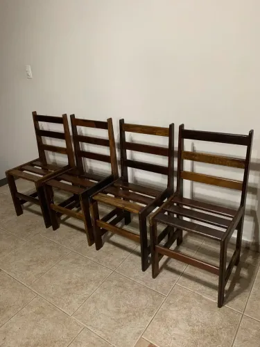 4 cadeiras de madeira