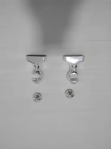 Suporte de cortina cromado em plástico, acompanha as tampinhas de acabamento.