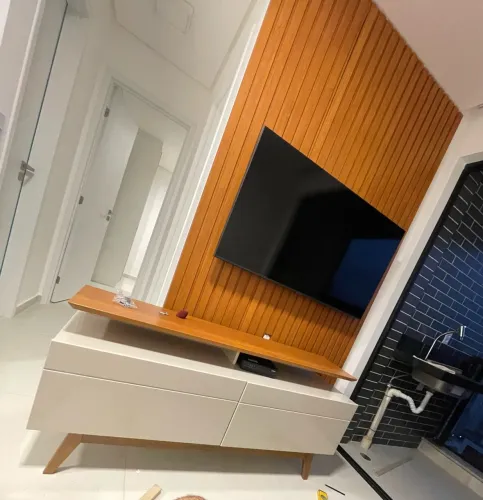 Rack com painel ripado