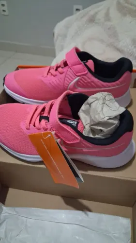Tenis novo nike .