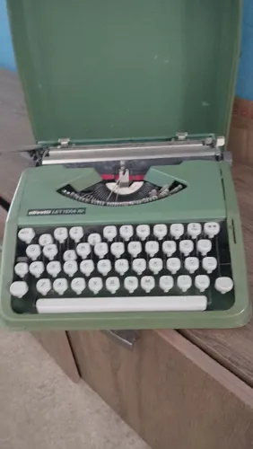 Máquina de escrever Olivetti Lettera 87