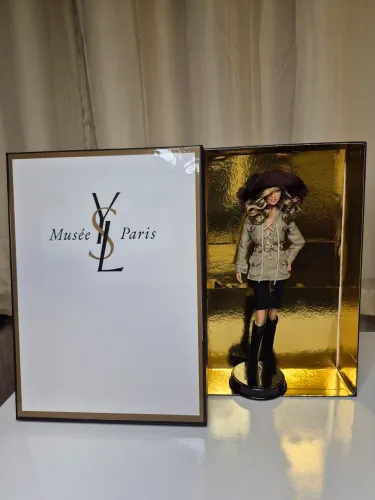 Boneca Barbie Yves Saint Laurent OOAK ( LEIA A DESCRIÇÃO)