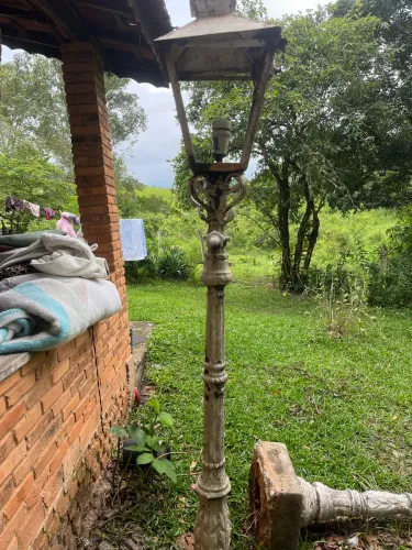 Poste de iluminação estilo colonial