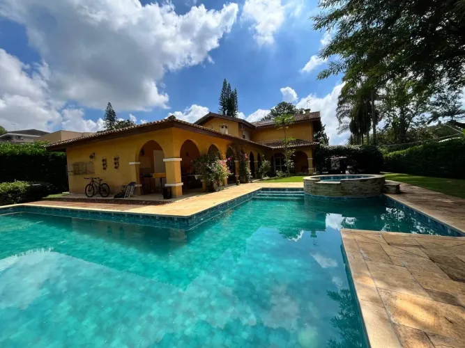 Casa de Alto Padrão no Condomínio Lago Azul | 453 m² | 4 Suítes | Venda e Locação