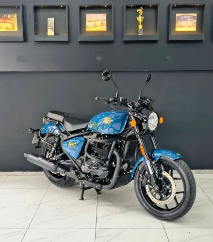 Royal Enfield Shotgun 650 Mid