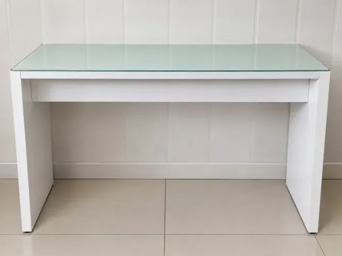 Mesa Aparador / Escrivaninha Clean (Modelo IKEA MALM) com Tampo de Vidro