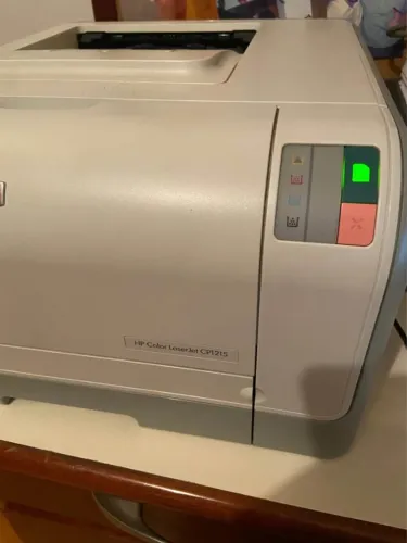 Impressora laser colorida HP CP1215 com defeito para manutenção ou retirada de peças.