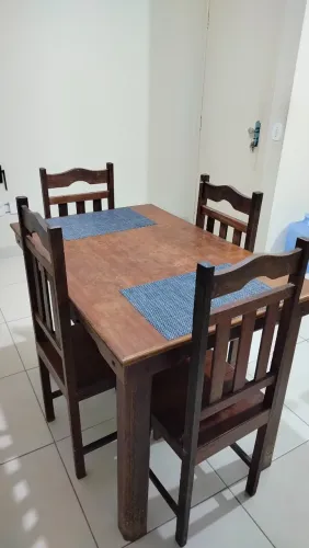 Mesa de madeira com 4 cadeiras