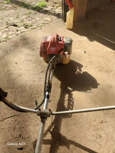 Máquina roçadeira 