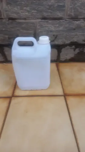 Vendo galões plástico de 5 litros