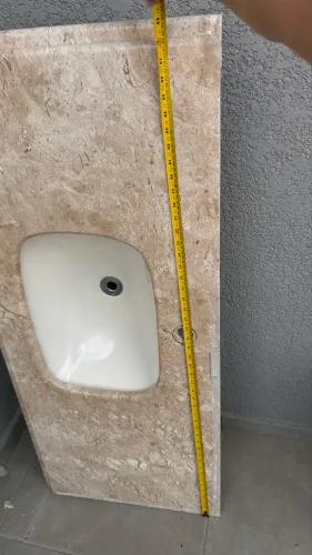 Bancada de banheiro em travertino