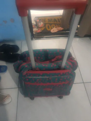 Mochila pra escola e uma bolsa pra bebê..