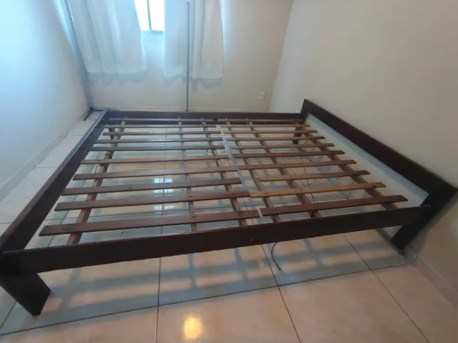 Cama de casal de madeira maciça em perfeito estado