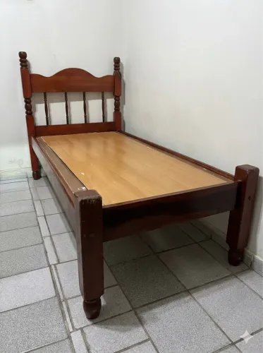 Cama solteiro em madeira