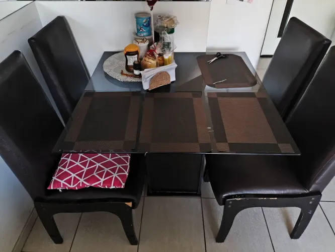 Mesa quatro lugares perfeito estado.