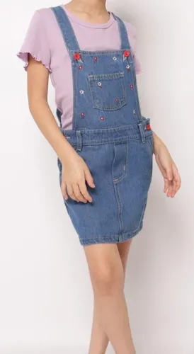 Salopete Jeans Infantil Curta Bordado Flores Com Bolsos Azul