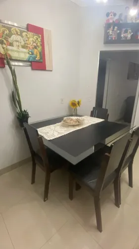Mesa grande 1,40 por 1,40 com 4 cadeiras 